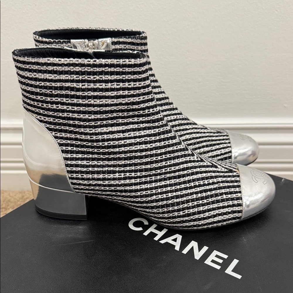 CHANEL Tweed & Silver Cap-Toe Ankle Boots – NEW WITH TAGS – Size 37.5/7,5US - Picture 4 of 10